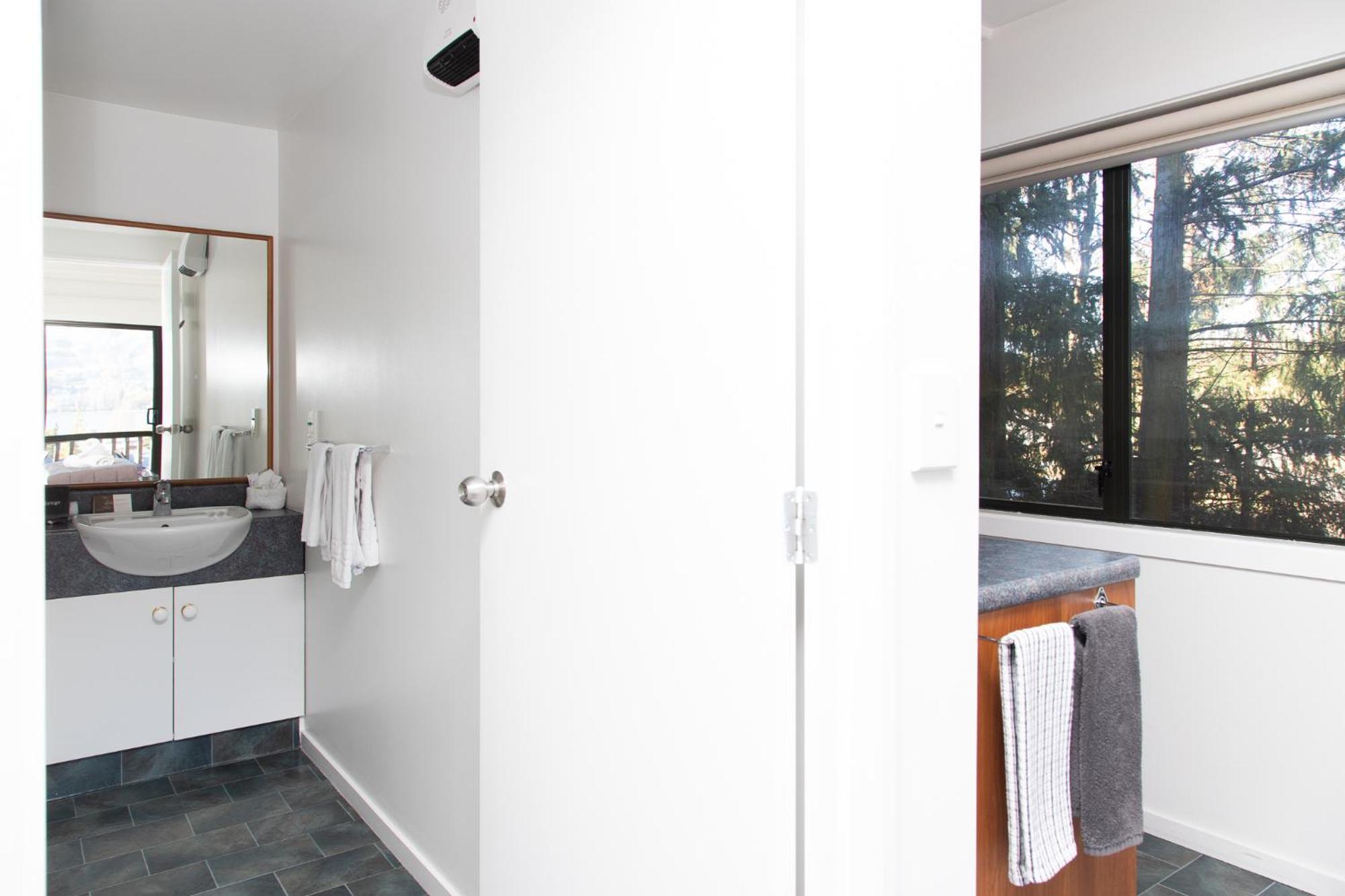 Ride Base Wanaka Apartments エクステリア 写真